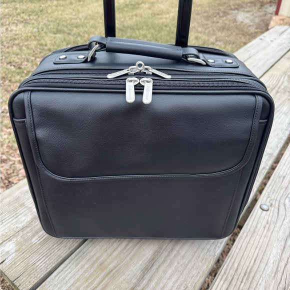Fellowes Black Leather Wheeled Carry-on Travel Bag
22" handle #Pilots #Business - Picture 11 of 15